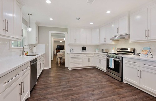 Bryan House | Grand Family Retreat at Three Oaks Estate – Perfect for Groups!