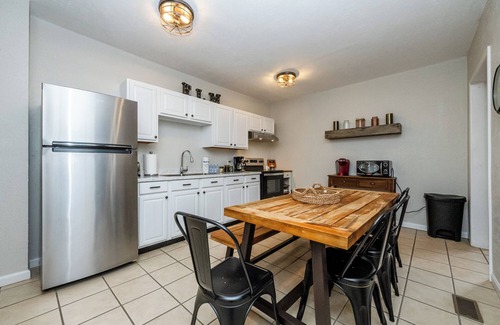 Three Oaks House | Three Oaks Home Close To Everything! Two Night Summer Min!