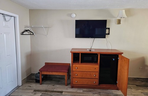 Titusville Hotel | Comfortable Stay at Three Oaks Motel with Family-Friendly Amenities