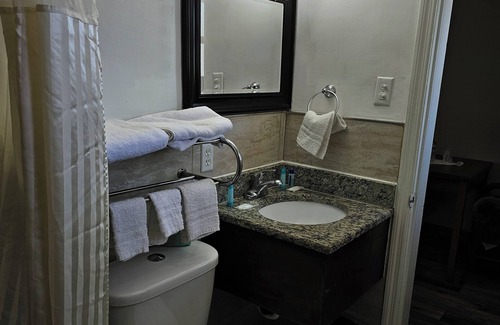 Titusville Hotel | Comfortable Stay at Three Oaks Motel with Family-Friendly Amenities
