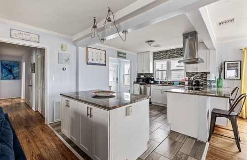 Seabreeze Park House | Beachfront Retreat at Three Oars Bungalow - Pet Friendly