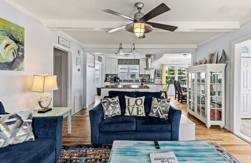 Seabreeze Park House | Beachfront Retreat at Three Oars Bungalow - Pet Friendly