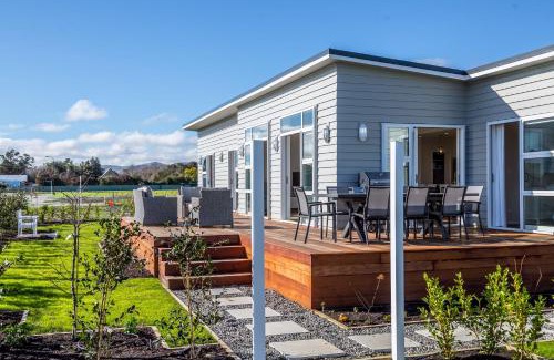 Martinborough Villa | Cozy Oceanfront Retreat at Three on Wilson - 4 Star Escape