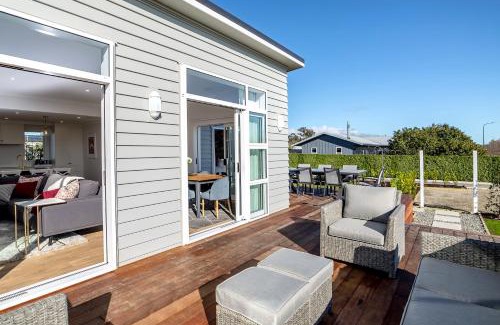 Martinborough Villa | Cozy Oceanfront Retreat at Three on Wilson - 4 Star Escape