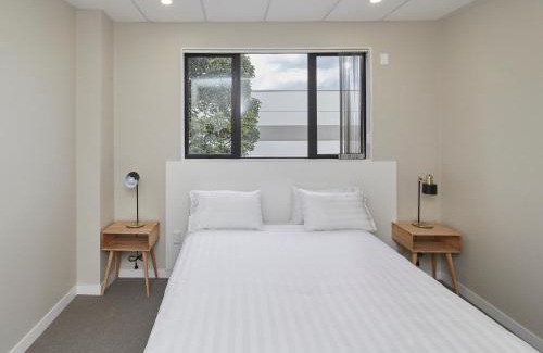 Papatoetoe Cabin | Welcoming Three Palms Lodge: Family-Friendly and Accessible