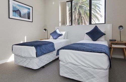 Papatoetoe Cabin | Welcoming Three Palms Lodge: Family-Friendly and Accessible