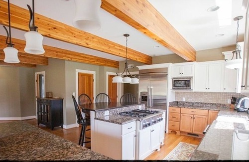 Roseland Cabin | Inviting Three Ridges Haven near Devils Backbone Brewing