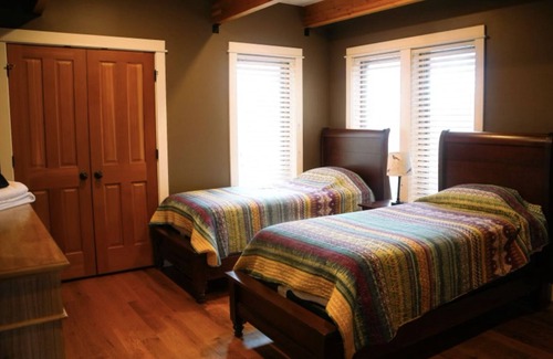 Roseland Cabin | Inviting Three Ridges Haven near Devils Backbone Brewing