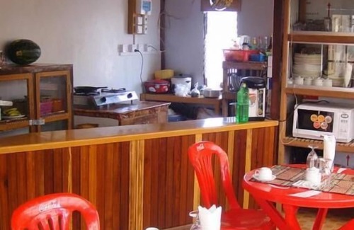 Nyaungshwe Bed & Breakfast | Cozy Three Seasons Inn & Spa: Relax with Comforting Amenities