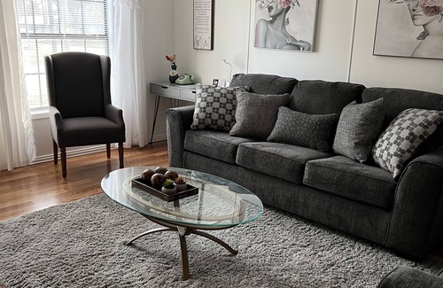 Gainesville House | Family-Friendly Stay at Three Sisters Duplex with Kitchen