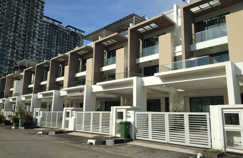 Gelugor House | Inviting Three Storey Home with Family-Friendly Amenities