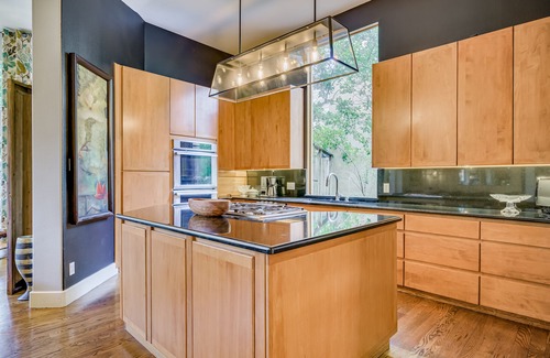 Cliff Over Lake Austin House | Modern Three Story Retreat in Central Austin with Breakfast