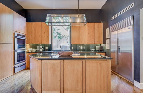 Cliff Over Lake Austin House | Modern Three Story Retreat in Central Austin with Breakfast