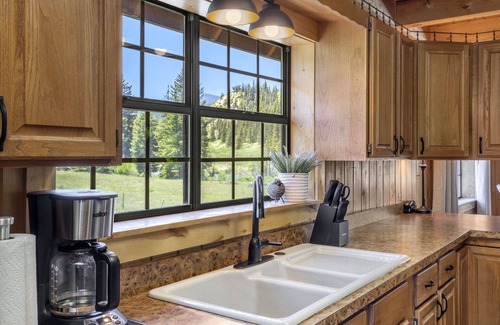 Creede House | Convenient Three-Story Home Near Fishing on Rio Grande