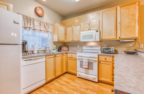 Government Camp Condo | Relaxing Retreat with Pool, Hot Tub & Sauna Access
