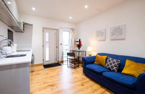 Pettistree House | Welcoming Three Tuns Apartments - Family-Friendly Retreat
