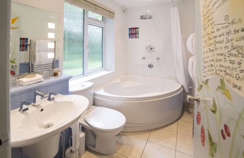 Chipping Campden Hotel | Guest Rated: Three Ways House Hotel with Family-Friendly Amenities