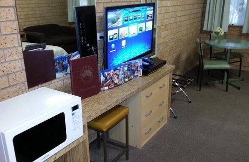 Gilgandra Hotel | Relax at Three Ways Motel: Pool, Breakfast & Family-Friendly