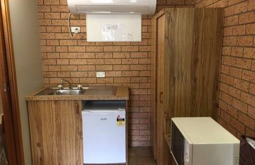 Gilgandra Hotel | Relax at Three Ways Motel: Pool, Breakfast & Family-Friendly