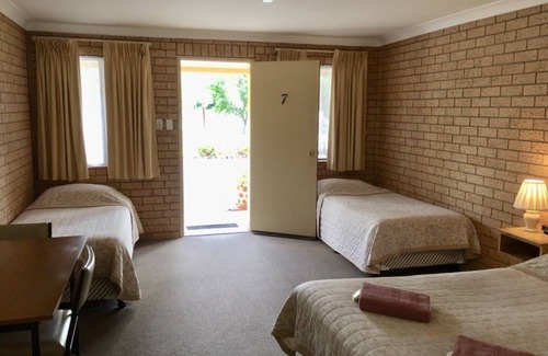 Gilgandra Hotel | Relax at Three Ways Motel: Pool, Breakfast & Family-Friendly