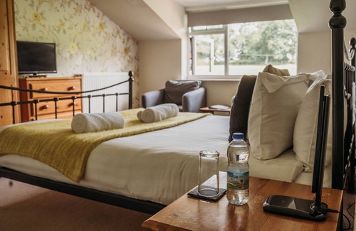Howey Bed & Breakfast | Welcoming Three Wells: Family-Friendly with Breakfast & Kitchen