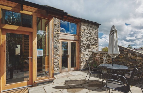 Kendal Apartment | Discover Thresher's Cottage with Pool, Spa & Family Fun