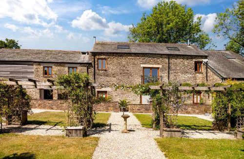 Widegates House | Explore Threshing Barn at East Trenean Farm: Cozy Cottage Retreat