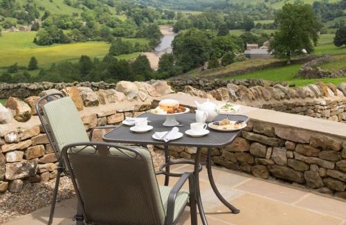 Worton House | Explore Throstle Nest House: Family-Friendly Retreat