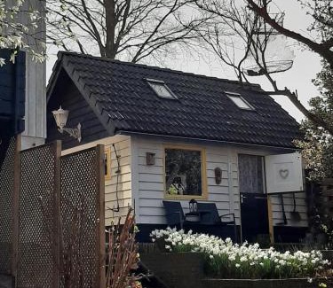 Zuilichem Bed & Breakfast | Inviting Stay at Thuis bij Elles with Hot Tub & Fireplace