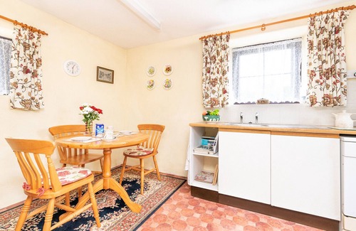 Penryn Cottage | Thumbelina: Scenic Retreat with Pet-Friendly Amenities