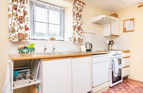 Penryn Cottage | Thumbelina: Scenic Retreat with Pet-Friendly Amenities