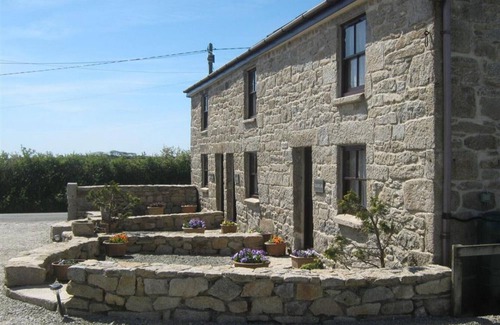 Penryn Cottage | Thumbelina: Scenic Retreat with Pet-Friendly Amenities