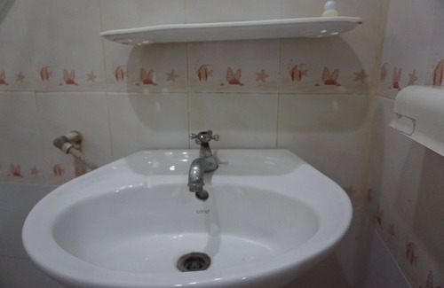 Yan Yao Hotel | Budget-Friendly Stay at Thumneab Guesthouse with Dining