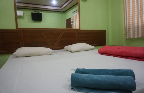 Yan Yao Hotel | Budget-Friendly Stay at Thumneab Guesthouse with Dining