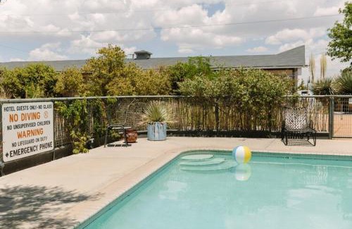 Marfa Hotel | Cozy Thunderbird Hotel: Pet-Friendly with Oceanfront Views