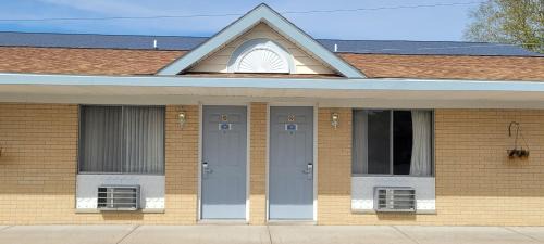 Mackinaw City Hotel | Pet-Friendly Thunderbird Inn: Oceanfront Escape Awaits