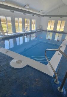 Mackinaw City Hotel | Pet-Friendly Thunderbird Inn: Oceanfront Escape Awaits