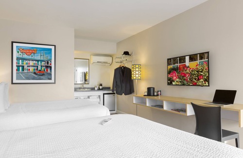 Yamacraw Village Hotel | Elegant Thunderbird Inn: Eco-Friendly Stay with Breakfast