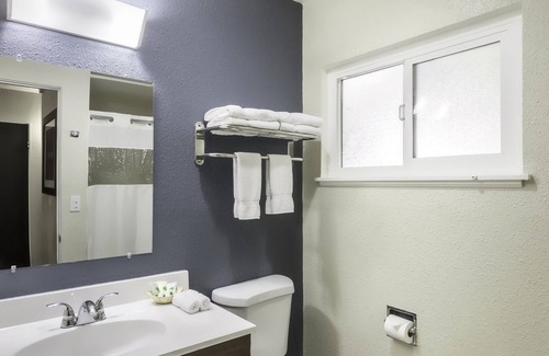 Downtown Hotel | Family-Friendly Thunderbird Lodge with Pool and Dining