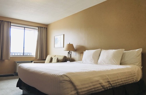 North Cowichan Hotel | Guest-Rated Thunderbird Motor Inn with Family-Friendly Amenities