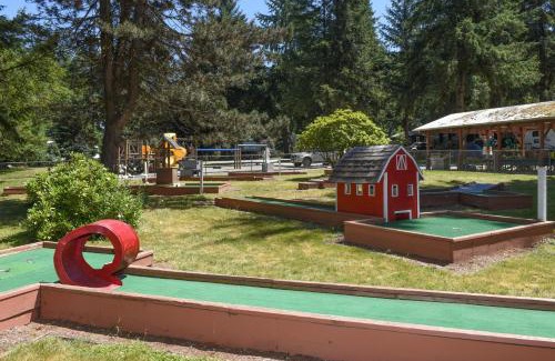 Monroe House | Pet-Friendly Thunderbird One-Bedroom Cabin with Hot Tub