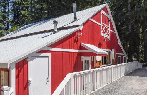 Monroe House | Pet-Friendly Thunderbird One-Bedroom Cabin with Hot Tub