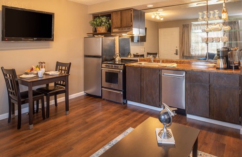 Sparks Resort | Inviting Thunderbird Resort with Oceanfront Pool Access