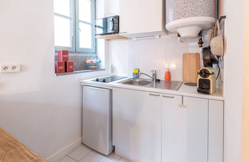 Chartres Apartment | Cozy Studio in Centre-ville with Spa and Breakfast Included