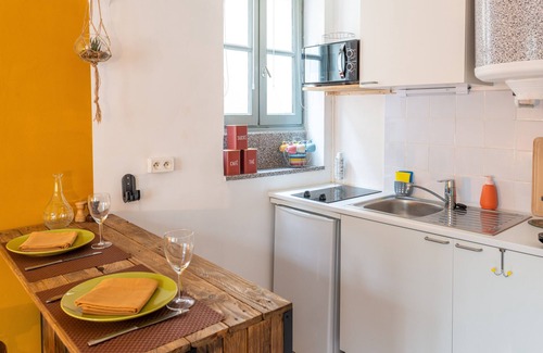 Chartres Apartment | Cozy Studio in Centre-ville with Spa and Breakfast Included