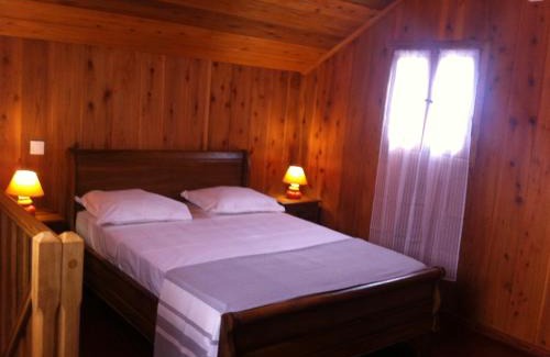 Saint-Andre Ski Chalet | Serene TI COIN TRANQUIL: Poolside Retreat for Families
