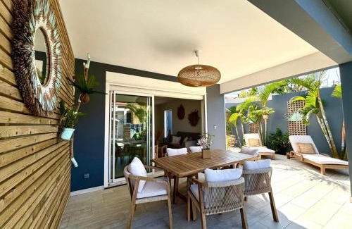 Saint-Pierre De La Reunion Villa | Relax at Les "Ti Pêcheurs gris" by the Seaside