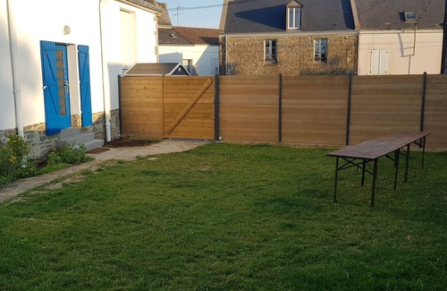 Groix House | Spacious Ti Post Gîte: Ideal for Groups with Ocean Views