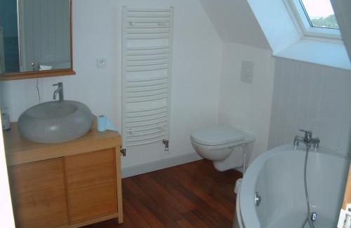 Groix House | Cozy Ti Post: Pet-Friendly Oceanfront Retreat Awaits