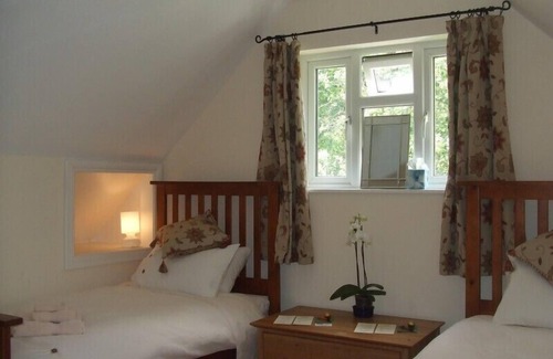 Painswick Bed & Breakfast | Relaxing Tibbiwell Lodge - B&B with Breakfast & Kids Welcome